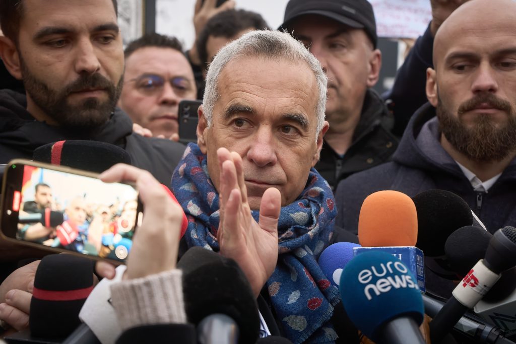 Le candidat d'extrême droite au second tour de la présidence roumaine, Calin Georgescu, s'adresse à la presse dans un bureau de vote fermé après l'annulation des élections. (Shutterstock \ LCV)